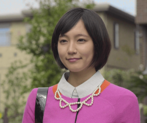 吉岡里帆がチャットモンチーのPV「いたちごっこ」でミュージックビデオに出てピンクの服を着ている画像