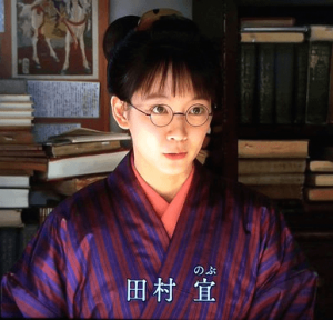 吉岡里帆が着物を着て丸メガネをつけたのぶちゃん(田村宣)役の画像