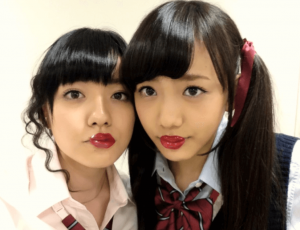 小島藤子と似てる松井愛莉が女子高生の格好をして一緒に並んで写真を撮った画像