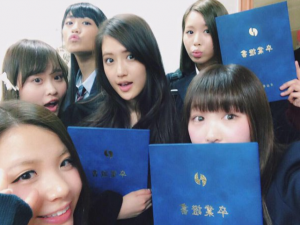 e-girlsのメンバーが日出高校の卒業式で卒業証書をもっている画像