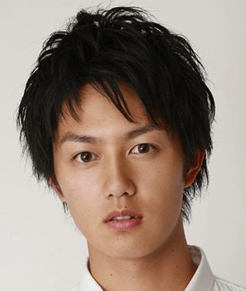 若手イケメン俳優の工藤阿須加(元プロ野球選手の工藤公康の息子)が白いシャツを着てこっちを見ている画像