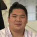 宇良(関取)が正面を向いて笑っている顔の写真の画像